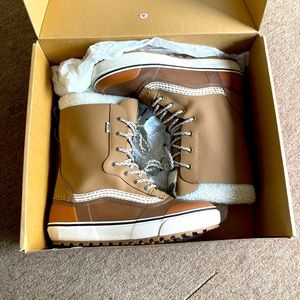 Vans mens standard snow boot brown/tan/white size 12
